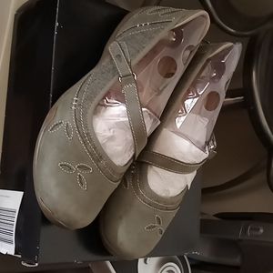 Ahnu sz7 sage green walking flat